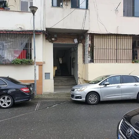 Ex-block District Charming With Treeish Sorrounding View! Appartement Tirana